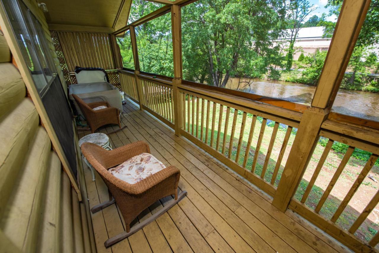 Cabin Close To Parkway Rd With River View Pigeon Forge Ngoại thất bức ảnh